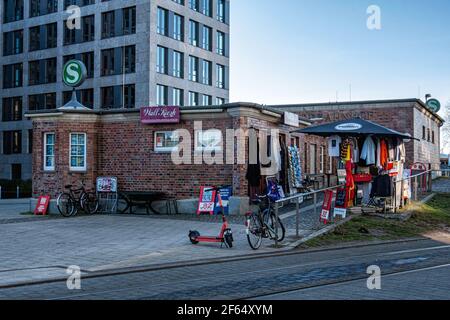 Wand Kiosk am Nordbahnhof S-Bahn verkauft Kleidung, Postkarten und Andenken, Mitte, Berlin Stockfoto