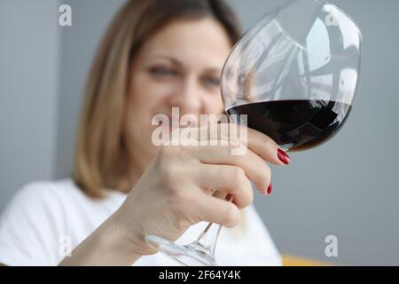 Frau hält ein Glas Rotwein in der Hand Stockfoto
