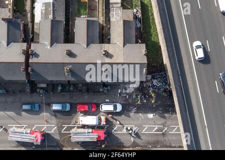 Walsall, West Midlands, Großbritannien. 30. März 2021. Ein Haus wurde heute Morgen durch eine vermutete Gasexplosion an der Darlaston Road in Walsall, West Midlands, schwer beschädigt. Der Rettungsdienst ist heute am Tatort, wo Trümmer um das Haus auf die Straße zu sehen sind. Das Hotel liegt neben einem geschäftigen Abschnitt der Autobahn M6 in der Nähe der Abfahrt 9. PIC by Credit: Stop Press Media/Alamy Live News Stockfoto