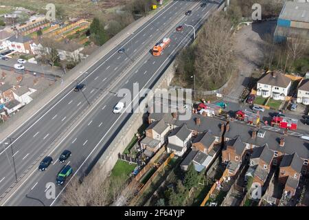 Walsall, West Midlands, Großbritannien. 30. März 2021. Ein Haus wurde heute Morgen durch eine vermutete Gasexplosion an der Darlaston Road in Walsall, West Midlands, schwer beschädigt. Der Rettungsdienst ist heute am Tatort, wo Trümmer um das Haus auf die Straße zu sehen sind. Das Hotel liegt neben einem geschäftigen Abschnitt der Autobahn M6 in der Nähe der Abfahrt 9. PIC by Credit: Stop Press Media/Alamy Live News Stockfoto