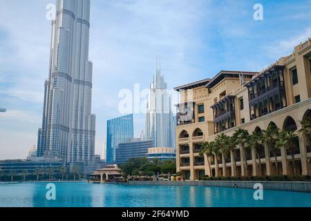 DUBAI, VEREINIGTE ARABISCHE EMIRATE - 10. FEBRUAR 2021: Bottom-up-Ansicht des Burj Khalifa im Kontrast zum blauen Himmel und den Wolken. Burj khalifa, der höchste BU Stockfoto