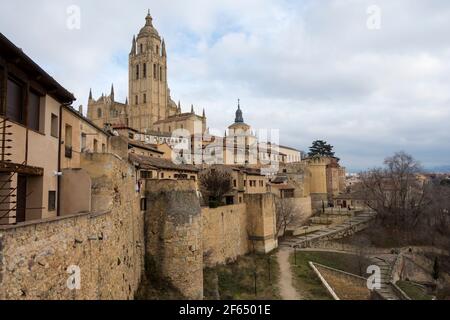 Die Stadtmauer von Segovia mit der Kathedrale von Segovia im Hintergrund. Spanien. Stockfoto