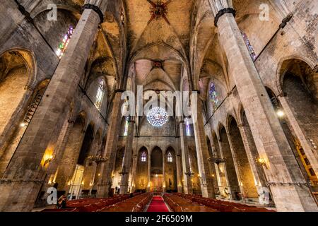 Innere der Santa Maria del Mar Kirche, Barcelona, Katalonien, Spanien Stockfoto