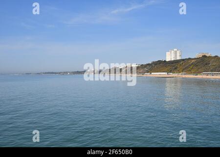 Bournemouth, Dorset, Großbritannien, 30.. März 2021, Wetter. Eine frühe Frühjahrshitzewelle. Blauer Himmel und blaues Meer, die in Sonnenschein getaucht wurden. Stockfoto