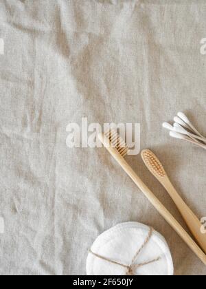 Minimal Zero Waste Konzept Einzelartikel für Hautpflege und Hygiene auf natürlichem textilen Hintergrund. Draufsicht. Speicherplatz kopieren Stockfoto