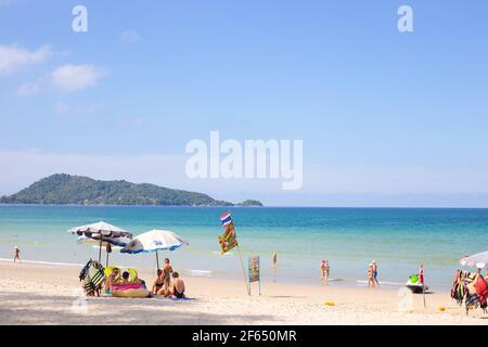 Phuket, Thailand-29,12.2018: Küste von Patong Beach an einem sonnigen Tag mit Touristen ruhen. Freizeit und Urlaub in den Tagen vor Beginn der pand Stockfoto