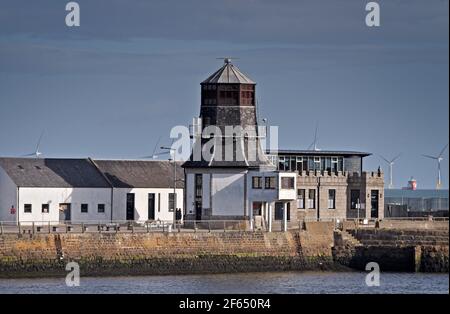 Der alte Kontrollturm am Hafen von Aberdeen mit dem Silver Darling Restaurant dahinter Stockfoto