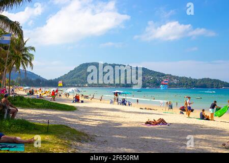 Phuket, Thailand-29,12.2018: Küste von Patong Beach an einem sonnigen Tag mit Touristen ruhen. Freizeit und Urlaub in den Tagen vor Beginn der pand Stockfoto