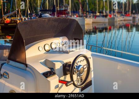 Instrumententafel, Navigationsgerät und Lenkrad eines Motorbootcockpits. Horizontale Aufnahme Stockfoto