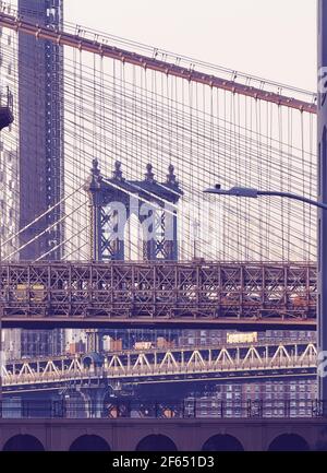 Brooklyn Bridge und Manhattan Bridge bei Sonnenuntergang, Farbtonung aufgetragen, New York City, USA. Stockfoto