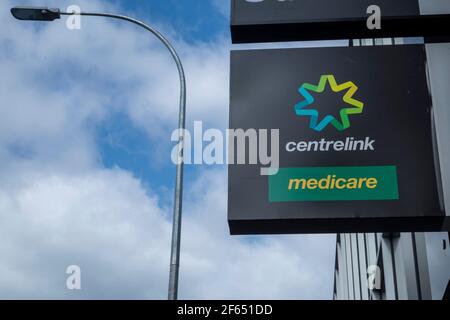 Centrelink-Beschilderung außerhalb des Regierungsbüros in Hobart, Tasmanien, Australien Stockfoto