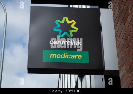 Centrelink-Beschilderung außerhalb des Regierungsbüros in Hobart, Tasmanien, Australien Stockfoto