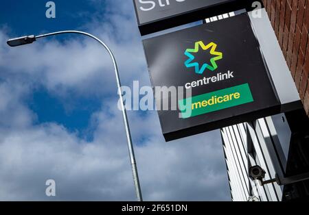 Centrelink-Beschilderung außerhalb des Regierungsbüros in Hobart, Tasmanien, Australien Stockfoto