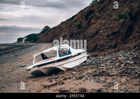 Altes rostes Boot am Thurstaston Strand bei Ebbe Stockfoto