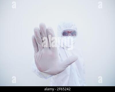 Asiatischer männlicher Arzt oder Wissenschaftler in PPE-Suite Uniform zeigt Stoppschild beim Blick nach vorne. Coronavirus oder COVID-19 Konzept isoliert weißen Hintergrund Stockfoto