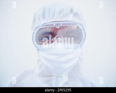 Nahaufnahme von asiatischen männlichen Arzt oder Wissenschaftler in PPE-Suite Uniform. Coronavirus oder COVID-19 Konzept isoliert weißen Hintergrund Stockfoto