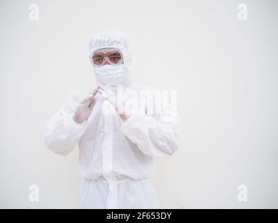 Asiatischer männlicher Arzt oder Wissenschaftler in PPE-Suite Uniform zeigt Hand wie zu Hause. Coronavirus oder COVID-19 Konzept isoliert weißen Hintergrund Stockfoto