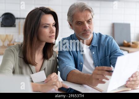 Gestresste Familienpaar erhielt Schuldbrief Hypothek, Überprüfung der finanziellen Dokumente Stockfoto