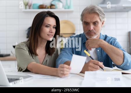 Gestresste Familienpaar erhielt Schuldbrief Hypothek, Überprüfung der finanziellen Dokumente Stockfoto