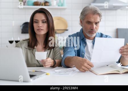 Gestresste Familienpaar erhielt Schuldbrief Hypothek, Überprüfung der finanziellen Dokumente Stockfoto