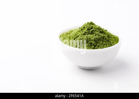 Grüne Gerste Sprout Gras und Schale aus grünem Detox Pulver auf weiß isoliert. Copyspace. Stockfoto