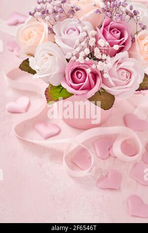 Festliche Komposition mit schönen zarten Rosen Blumen in rosa runde Box auf hellrosa Hintergrund. Glückwunschkarte zum Muttertag. Flach liegend, Kopie Stockfoto