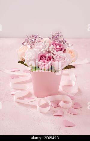 Festliche Komposition mit schönen zarten Rosen Blumen in rosa runde Box auf hellrosa Hintergrund. Glückwunschkarte zum Muttertag. Flach liegend, Kopie Stockfoto