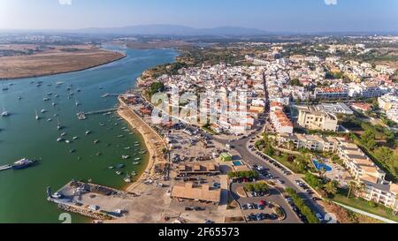 Luftaufnahme des Dorfes Alvor, im Sommer, im Süden Portugals. Stockfoto