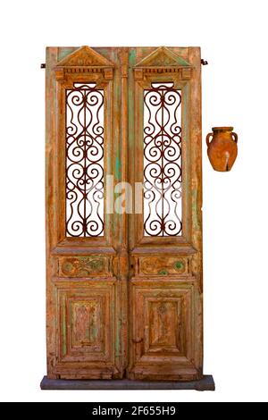 Vintage Holztüren mit schmiedeeisernem rostigen Gitter und Tonkrug, Flachrelief isoliert auf weißem Hintergrund Stockfoto