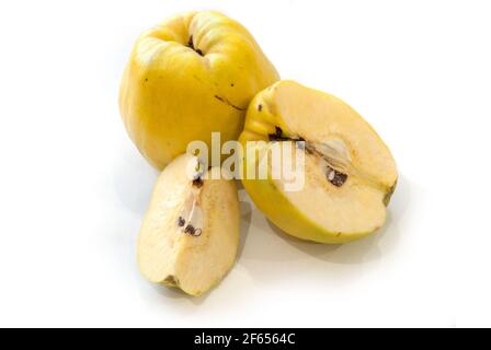 Quitte mit Quitte Blatt. Datei enthält Beschneidungspfad. Stockfoto