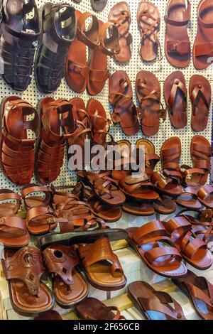 Schaufenster in einem Schuhgeschäft. Ledersandalen verschiedener Art. Stockfoto