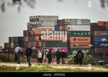 Ismailia, Ägypten. März 2021, 30th. Medienvertreter blicken heute, Dienstag, auf ein Frachtschiff, während sie im Suezkanal in Ismailia segeln. Der Verkehr im Suezkanal nahm am Montag Stunden wieder auf, nachdem das von der Evergreen Marine Corporation betriebene "jemals gegebene" Containerschiff, das die entscheidende Schifffahrtsroute fast eine Woche lang blockierte, freigelassen wurde. Kredit: Sayed Hassan/dpa/Alamy Live Nachrichten Stockfoto