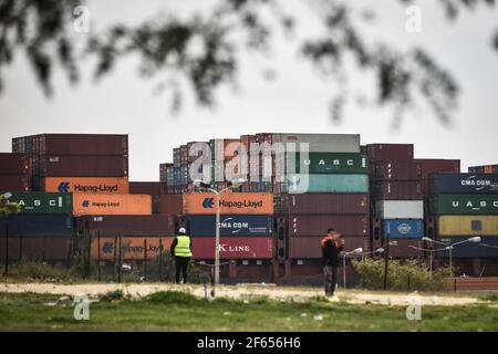 Ismailia, Ägypten. März 2021, 30th. Ein Frachtschiff fährt heute Dienstag im Suezkanal in Ismailia. Der Verkehr im Suezkanal nahm am Montag Stunden wieder auf, nachdem das von der Evergreen Marine Corporation betriebene "jemals gegebene" Containerschiff, das die entscheidende Schifffahrtsroute fast eine Woche lang blockierte, freigelassen wurde. Kredit: Sayed Hassan/dpa/Alamy Live Nachrichten Stockfoto