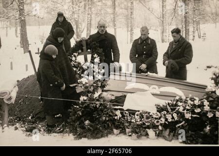 Lettland - UM 1930s: Menschen bei der Trauerfeier. Gruppenfoto auf dem Friedhof. Vintage Archiv Art deco Ära Foto Stockfoto