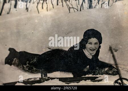 Deutschland - UM 1930s: Dame mit Mantel und Hut Portrait Skifahren im Wald. Frau im Freien Winter. Vintage Carte de Viste Art Deco Ära Foto Stockfoto