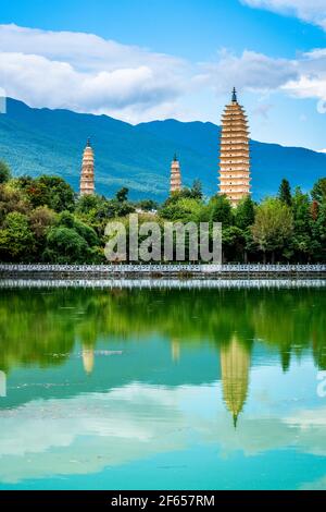 Vertikale Ansicht von Dali drei Pagoden des Chongsheng Tempels mit Wasserspiegelung und blauer Himmel in Dali Yunnan China Stockfoto