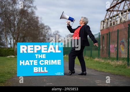 Glasgow, Schottland, Großbritannien. 30. März 2021. IM BILD: Annie Wells MSP kurzt von den Hügelgipfeln in den Springburn Winter Gardens in Glasgow mit einem Lautsprecher über den Versuch der Partei, den Hate Crime Bill auf dem Wahlkampfpfad für Holyrood aufzuheben. Quelle: Colin Fisher/Alamy Live News Stockfoto