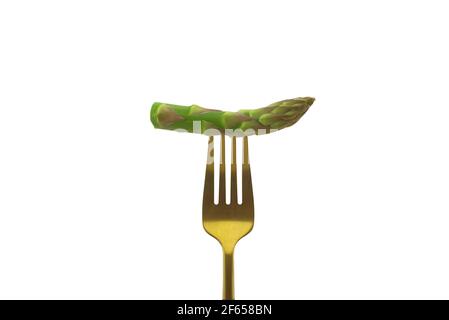 Spargel auf einer goldenen Gabel isoliert auf einem weißen eingeklemmt Hintergrund Stockfoto