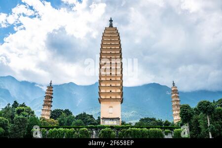 Vorderansicht der drei Pagoden des Chongsheng Tempels mit Bewölktes Wetter in Dali Yunnan China Stockfoto