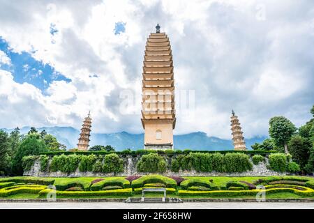 Vorderansicht der drei Pagoden von Chongsheng Tempel mit bewölktem Wetter in Dali Yunnan China Stockfoto