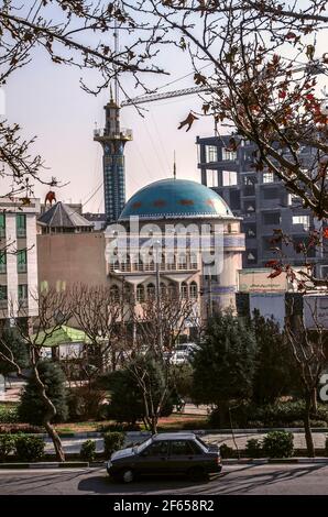 Teheran,Iran,November 29,2020:die Almahdi Moschee unter anderen Gebäuden auf einem kleinen Straße von Mohammadhani neben Freedom Square in der Hauptstadt Der Stockfoto