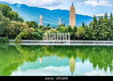 Blick auf Dali drei Pagoden des Chongsheng Tempels mit Wasser Reflektion und blauer Himmel in Dali Yunnan China Stockfoto