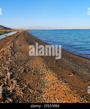 Karakul See und Pamir Range in Tadschikistan. Landschaft rund um Pamir Autobahn M41 internationale Straße Stockfoto
