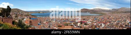 Puno Stadt und Titicaca See Panoramablick auf peruanische Stadt Stockfoto