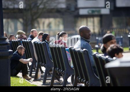 Birmingham, Großbritannien. März 2021, 30th. Die Menschen genießen die Sonne auf dem Gelände der Kathedrale im Stadtzentrum von Birmingham. Kredit: Peter Lopeman/Alamy Live Nachrichten Stockfoto