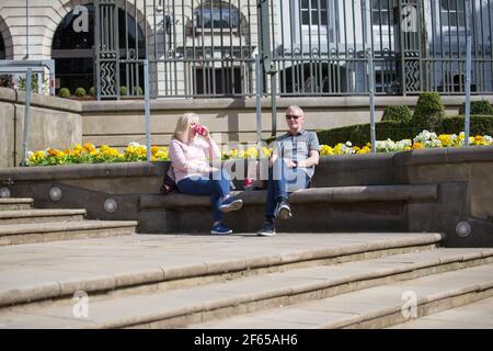 Birmingham, Großbritannien. März 2021, 30th. Ein Paar genießt einen Kaffee am Victoria Square im Stadtzentrum von Birmingham. Kredit: Peter Lopeman/Alamy Live Nachrichten Stockfoto