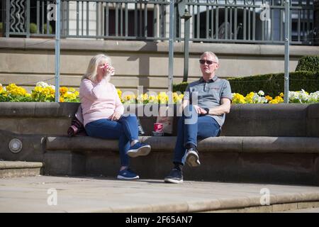 Birmingham, Großbritannien. März 2021, 30th. Ein Paar genießt einen Kaffee am Victoria Square im Stadtzentrum von Birmingham. Kredit: Peter Lopeman/Alamy Live Nachrichten Stockfoto