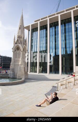 Birmingham, Großbritannien. März 2021, 30th. Ein Mann entspannt sich in der Sonne auf dem neu entwickelten Chamberlain Square im Stadtzentrum von Birmingham. Kredit: Peter Lopeman/Alamy Live Nachrichten Stockfoto