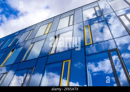 Modernes Glasgebäude mit Spiegelung der Himmelswolken Stockfoto