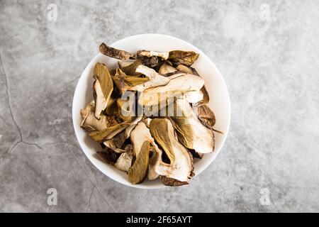 Getrocknete Steinpilze auf einem weißen Teller. Stockfoto